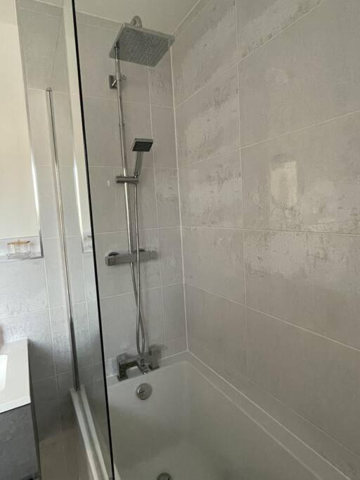 Modern And Cozy 2 Bed City Centre Apartment With Free Secure Parking Space 利奇菲尔德 外观 照片