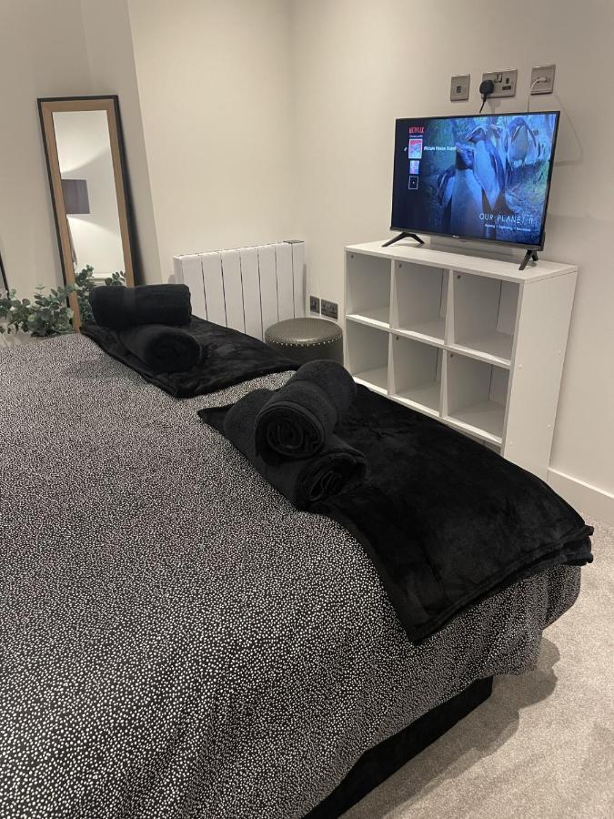 Modern And Cozy 2 Bed City Centre Apartment With Free Secure Parking Space 利奇菲尔德 外观 照片